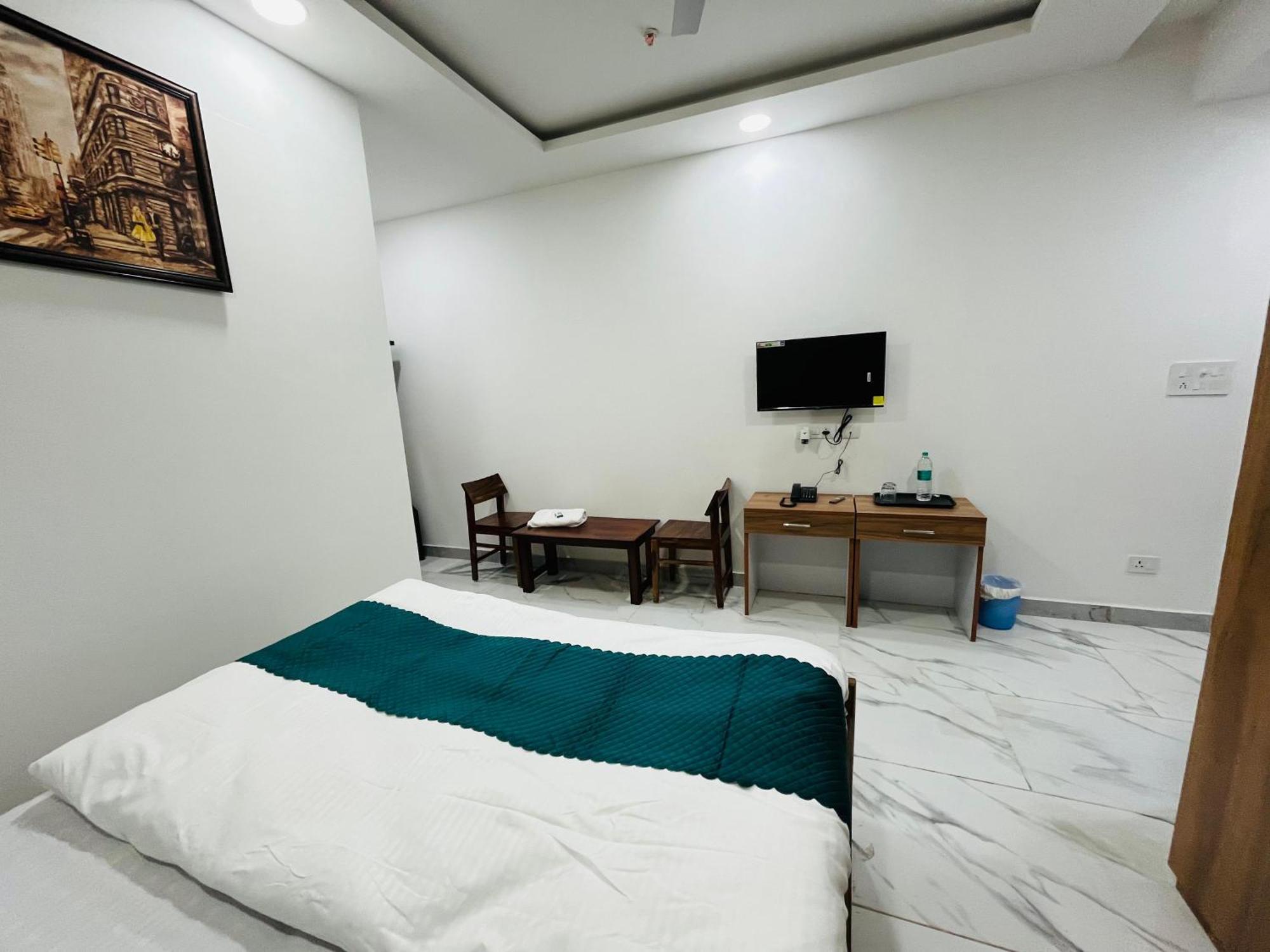 Townhouse Happy Habitat Guest House Большая Нойда Экстерьер фото